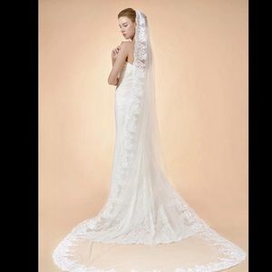 New Beautiful cathedral lace edged soft w/ comb